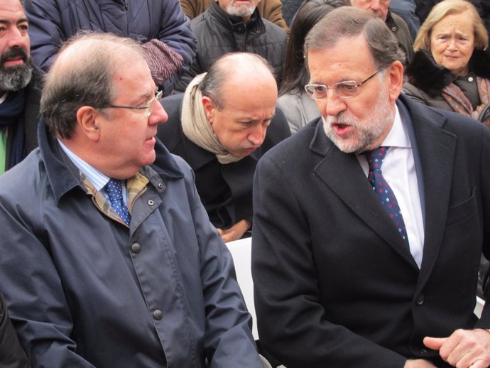 Rajoy y Herrera conversan en un acto electoral en Olmedo