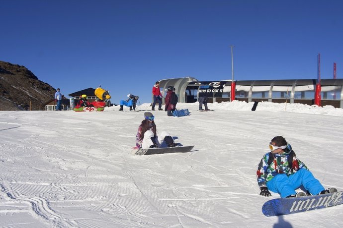 Deportistas disfrutando de la estación de esquí de Sierra Nevada.