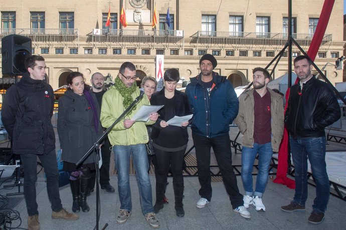 Lectura del manifiesto contra el SIDA y lazo rojo en el Ayuntamiento