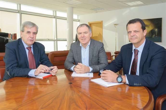 El consejero y los representantes de CEOE