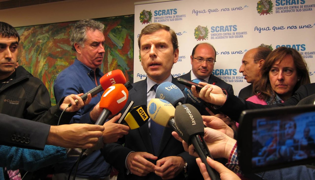 El secretario de Estado de Medio Ambiente, Pedro Saavedra, atiende a los medios