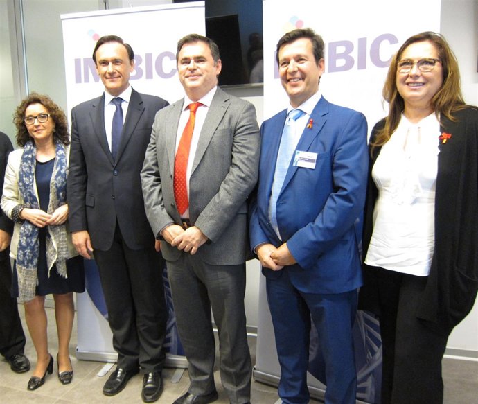 González Carvajal (centro) en el Imibic