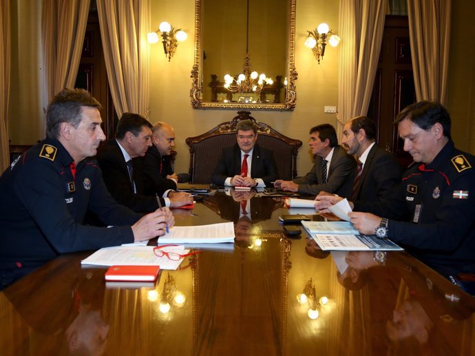 Alcalde Aburto con representantes de la Ertzaintza
