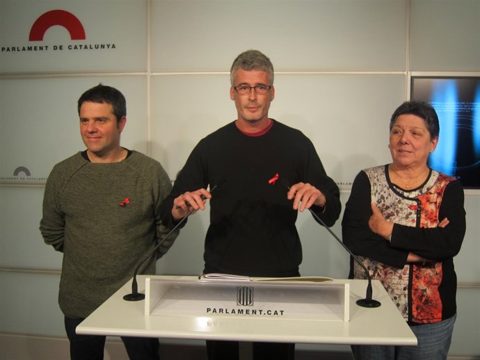 El diputado de la CUP Sergi Saladié (en el centro)en rueda de prensa