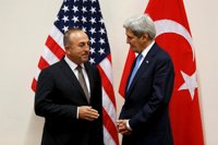 Kerry discute con su homólogo turco en la OTAN aumentar la contribución a la coalición contra Daesh