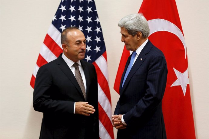 Kerry y el ministro turco de exteriores Mevlut Cavusoglu