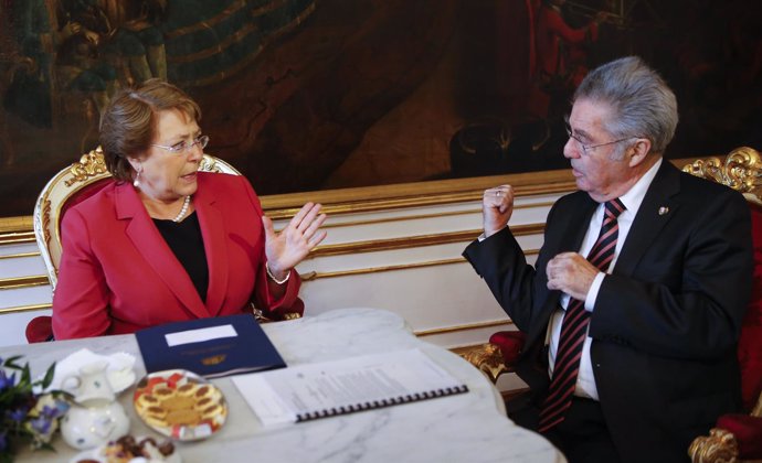 Austria's President Fischer talks with Chile's President Bachelet in Fischer's o