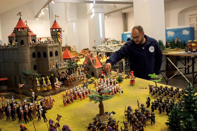 Montando la Exposición de clicks de Playmovil más grande de Andalucía en Tomares