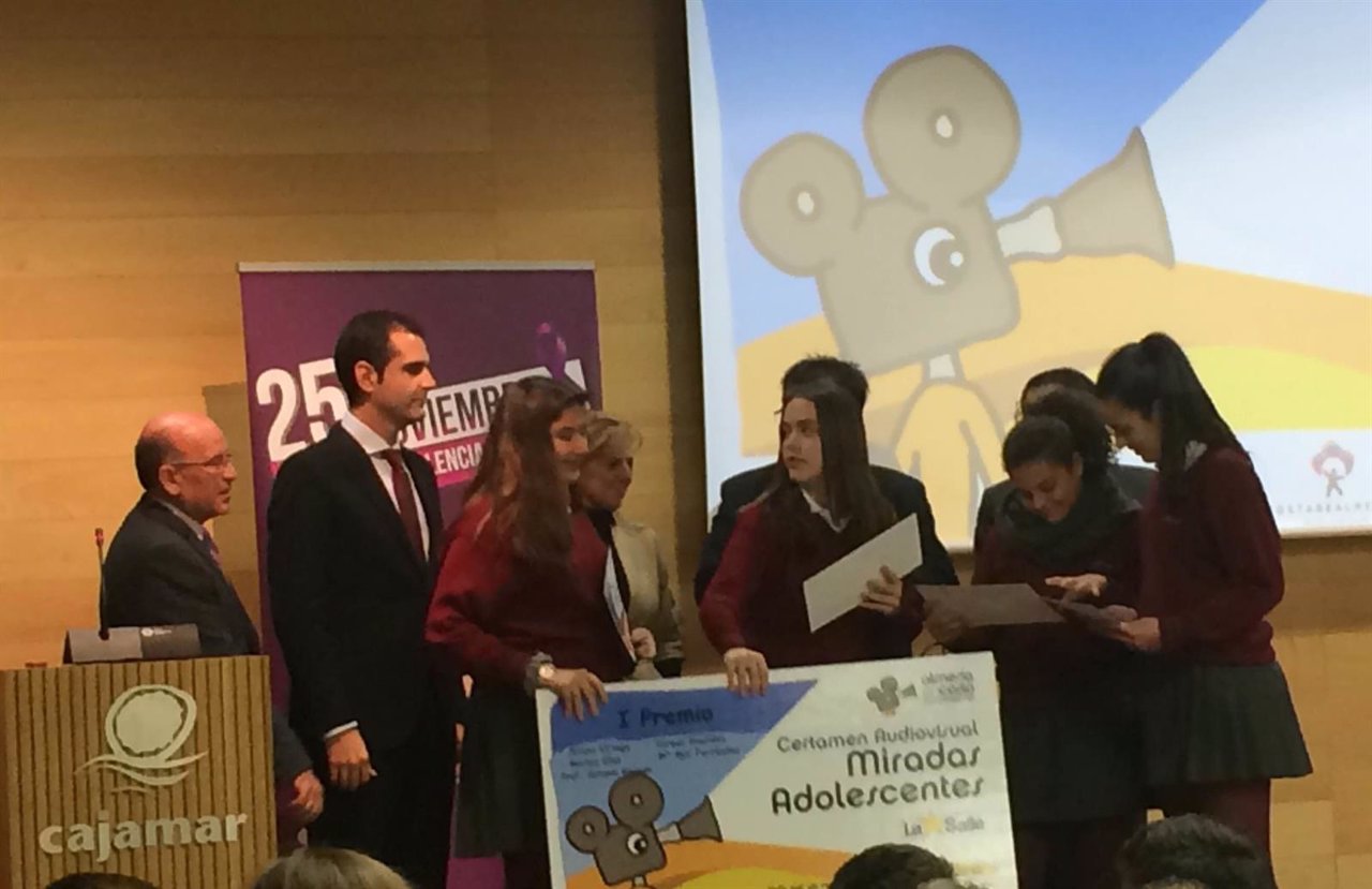 El alcalde de Almería entrega el galardon del Concurso 'Miradas Adolescentes'
