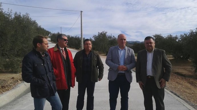 Zurera (derecha), acompañado de Ruiz, visita la localidad de Rute