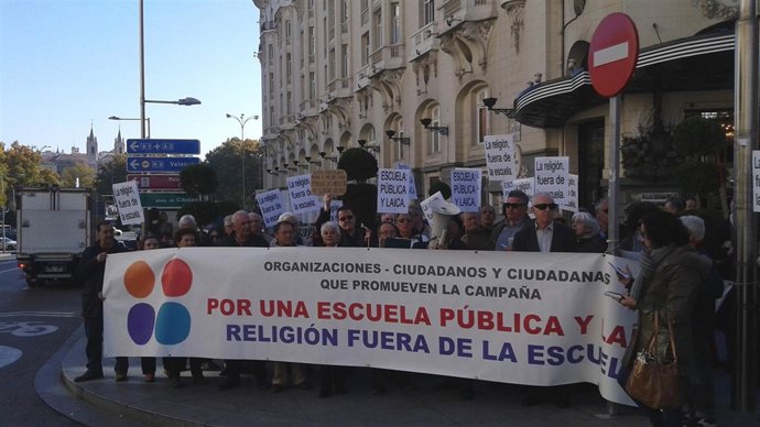 Un centenar de personas piden que la Religión salga de las aulas