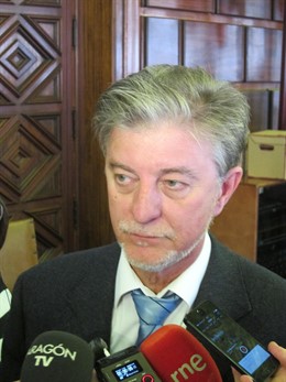 El alcalde de Zaragoza, Pedro Santisteve, este miércoles atendiendo a los medios