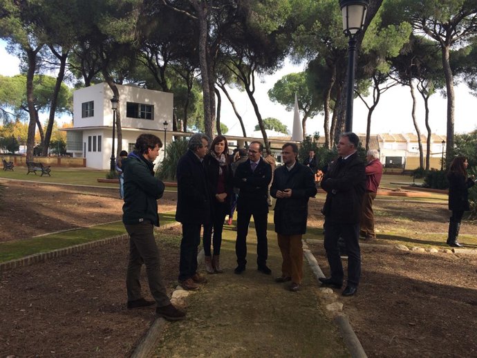 El consejero de Medio Ambiente, José Fiscal, supervisa trabajos de fumigación. 