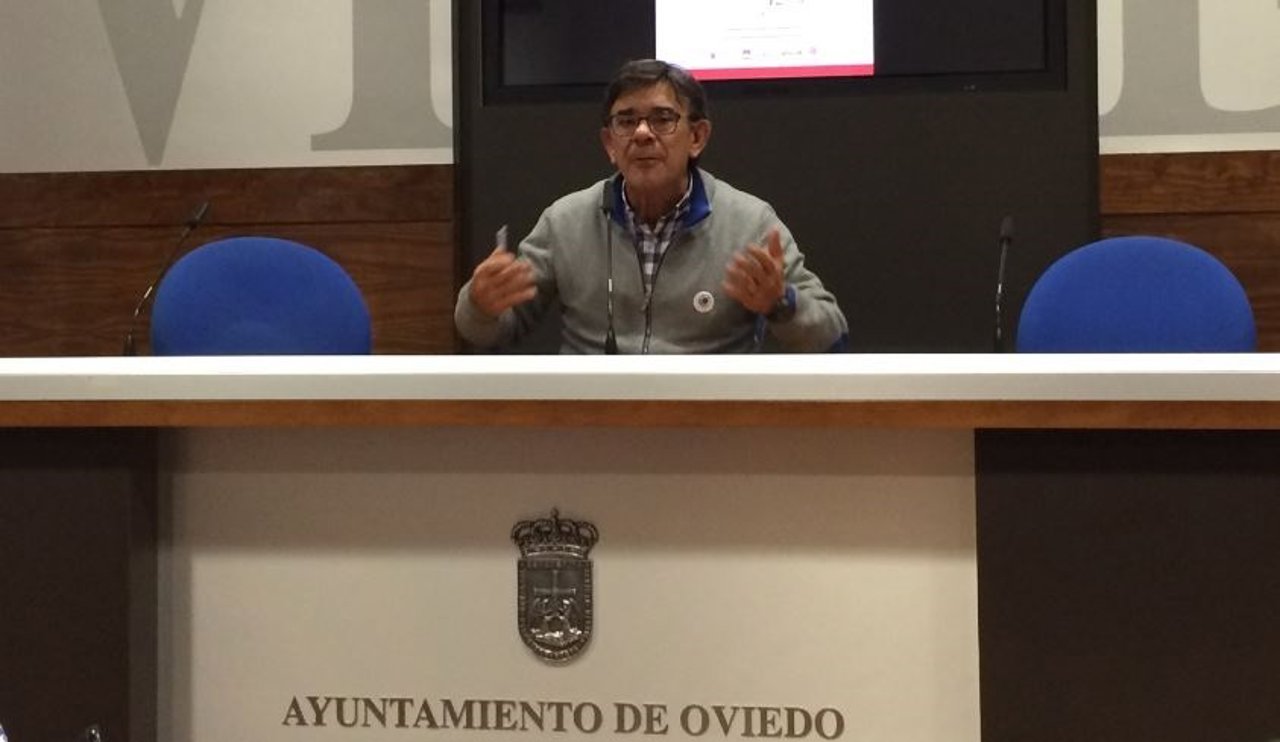 El presidente de la SOF, Roberto  Sánchez Ramos, durante la rueda de prensa