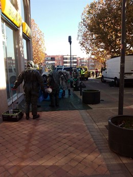 Bomberos en la sede de Correos de Boadilla