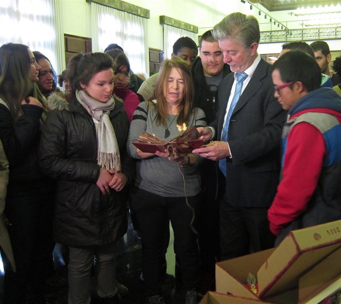 Santisteve junto a los alumnos de la Escuela Municipal de Jardinería El Pinar