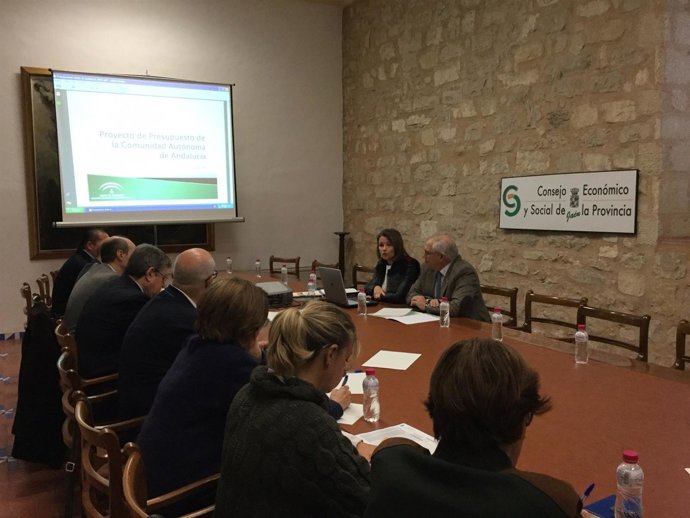 Ana Cobo, junto a Manuel Parras, presenta los presupuestos al CES provincial.