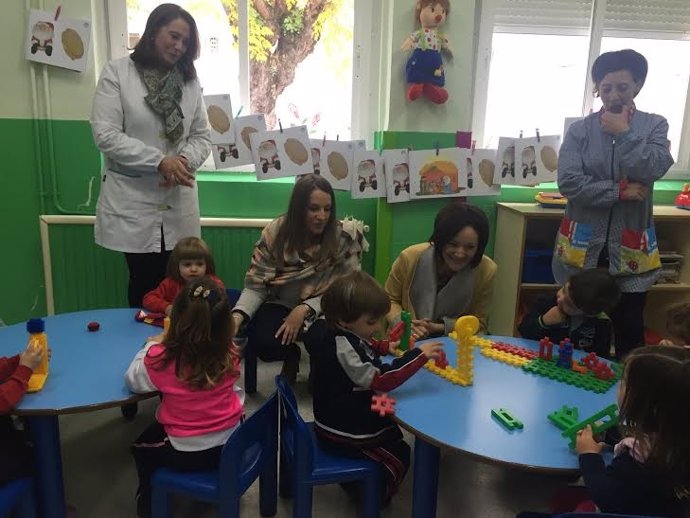 Crespín y Ruiz (centro) visitan la escuela infantil San Rodrigo, en Cabra.