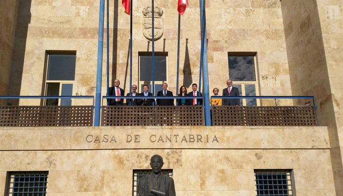 De la Sierra visita la Casa de Cantabria en Madrid