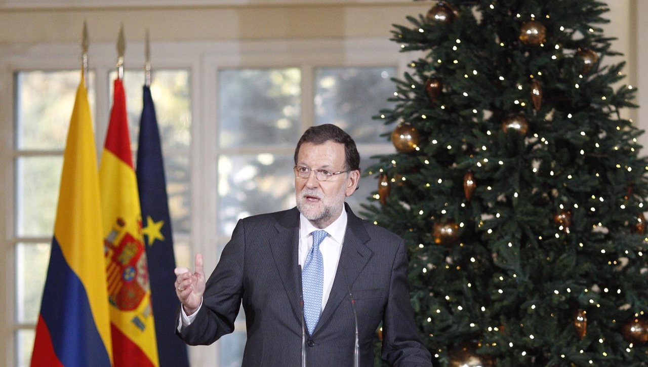 Rajoy comparece en Moncloa con un árbol de Navidad detrás