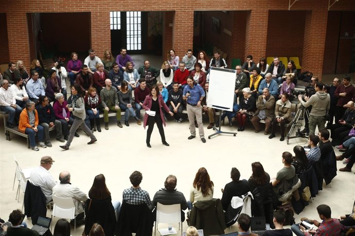 Pablo Iglesias responde a los ciudadanos en un acto