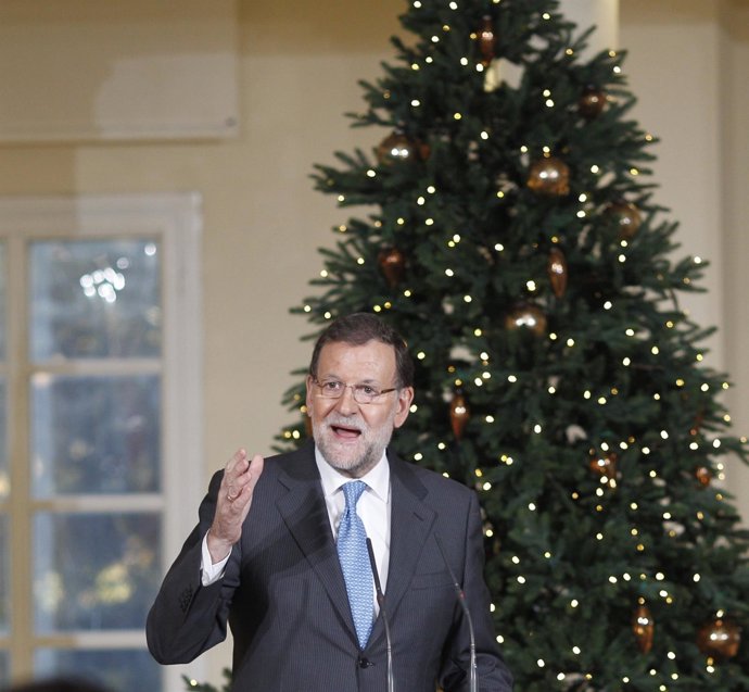 Rajoy comparece en Moncloa con un árbol de Navidad detrás