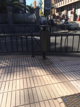 Papelera donde se ha detonado el paquete sospechoso