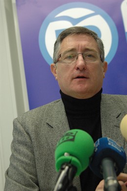 Manuel Blasco (PP), en rueda de prensa en la sede del PP en Teruel 