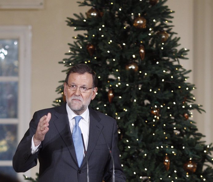 Rajoy comparece en Moncloa con un árbol de Navidad detrás