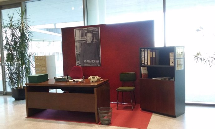 La exposición recrea el puesto de trabajo como bibliotecario de Jimeno Jurío.