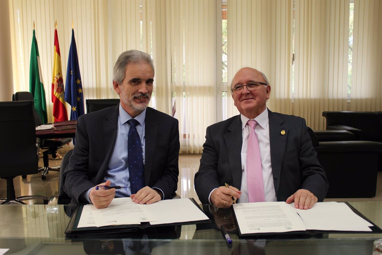Salud y el Consejo Andaluz de Médicos firman un convenio