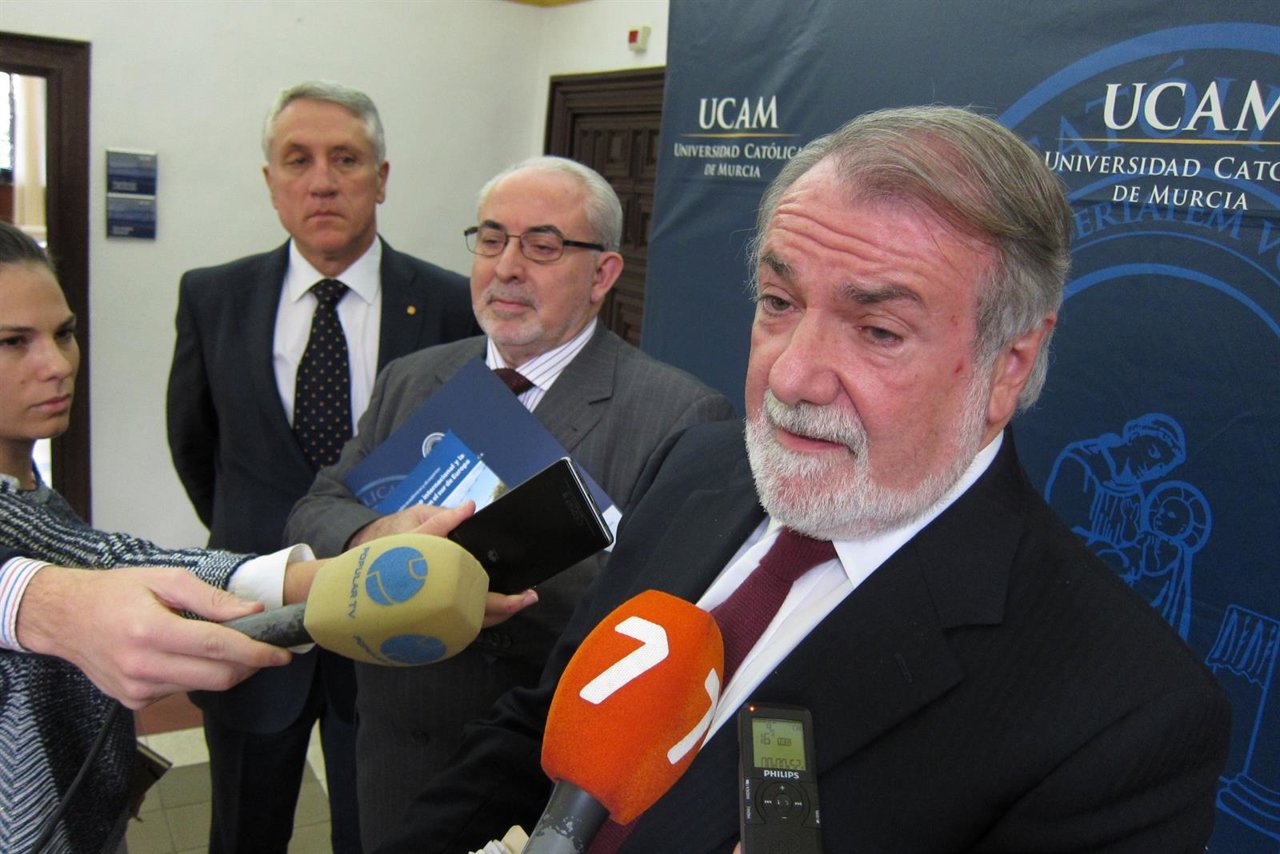 Jaime Mayor Oreja, junto al presidente de la UCAM, José Luis Mendoza