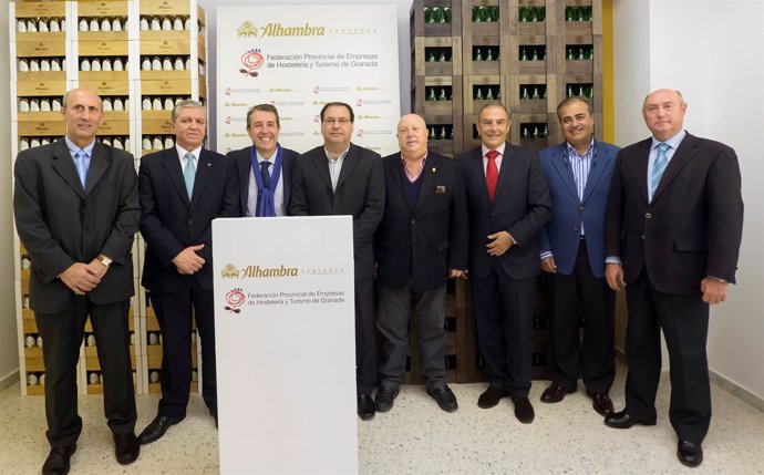 Firma del acuerdo entre la Federación de Hostelería y Cervezas Alhambra.