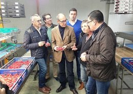 José Juan Díaz Trillo visita una cooperativa de Bonares. 