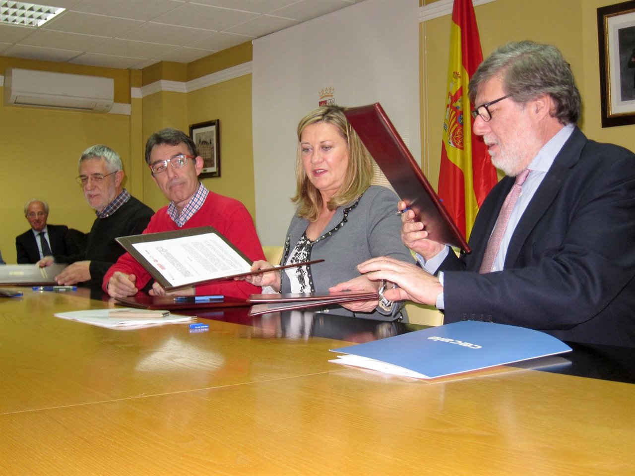 Del Olmo junto con representantes de los sindicatos y patronal. 