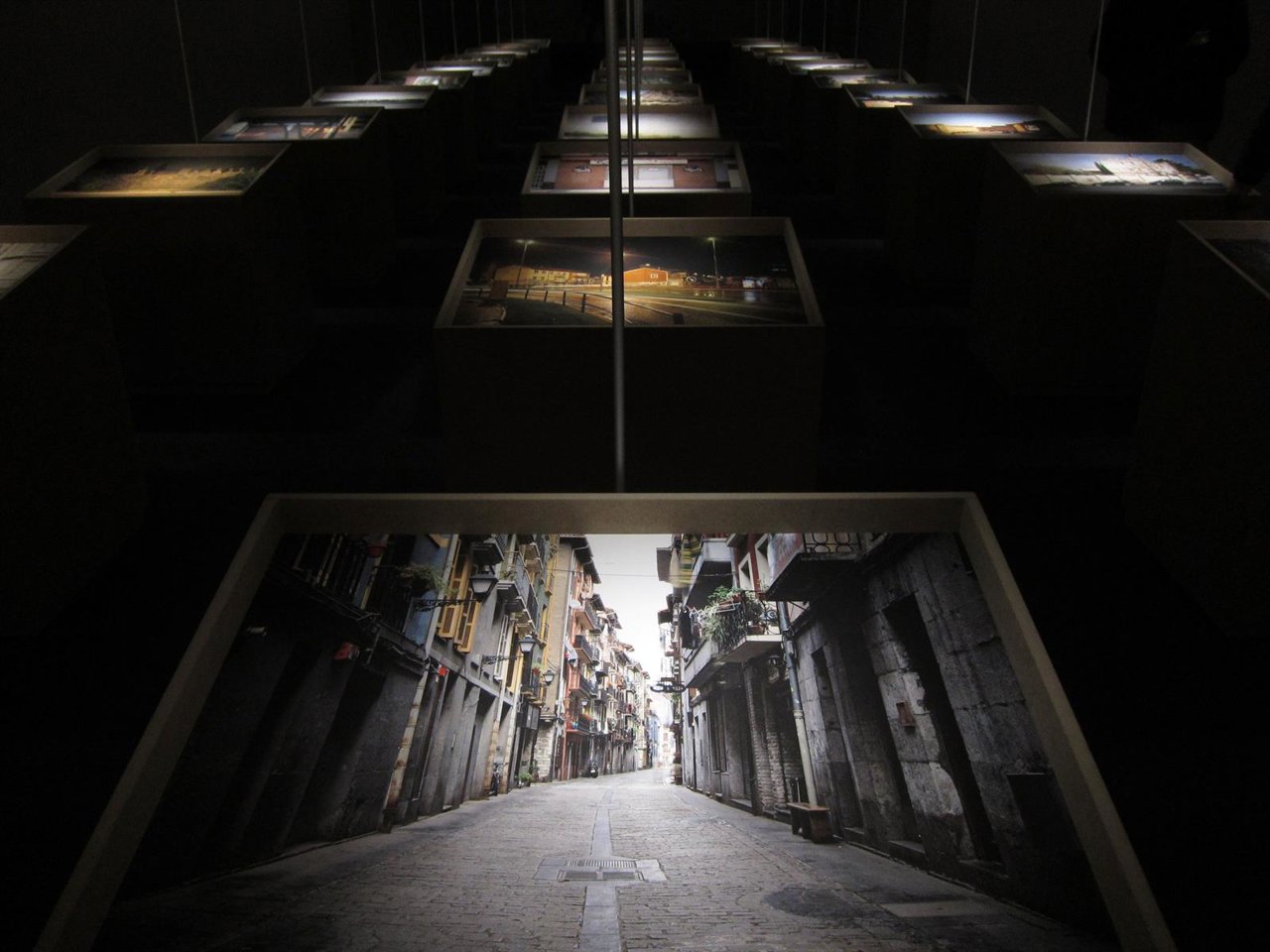 Exposición 'A la hora, en el lugar', organizada por Víctimas del Terrorismo