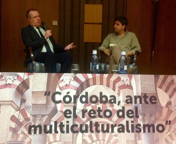Echevarría (izda.), durante su conferencia