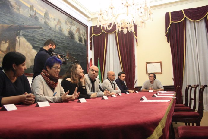 El alcalde de Cádiz con miembros de su equipo de Gobierno