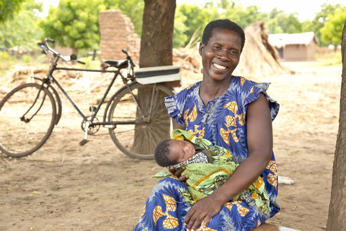 Berita y su hija recién nacida durante las inundaciones en Malaui