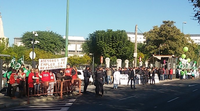 Concentración de colectivos laborales ante el Parlamento andaluz
