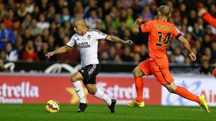 Feghouli y Mascherano en un Valencia-FC Barcelona en Mestalla