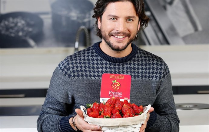 Manuel Carrasco, imagen de la campaña 'Fresas de Europa: Vive la Roja'