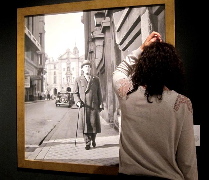 Una espectadora en la exposición del Centro del Carmen