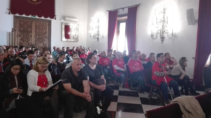 Bomberos en el Pleno de la Diputación de Cáceres