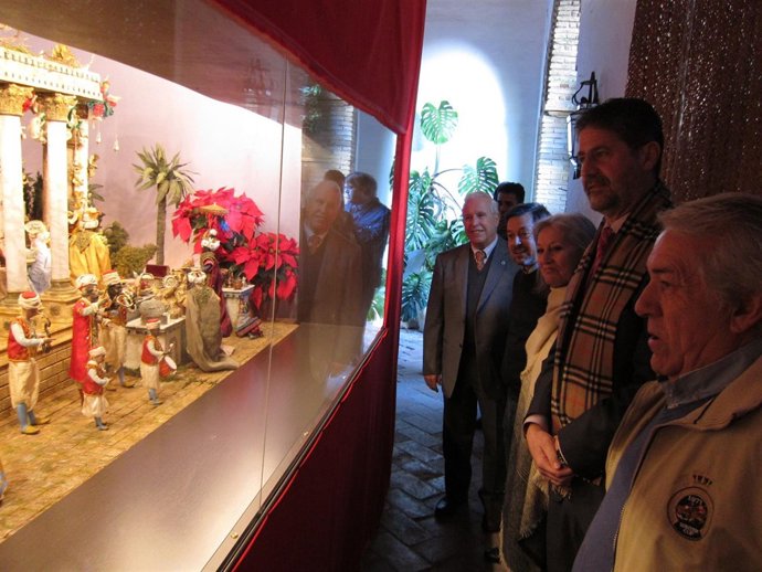 Cañadilla y representantes de los belenistas y del Orfeón observan el belén