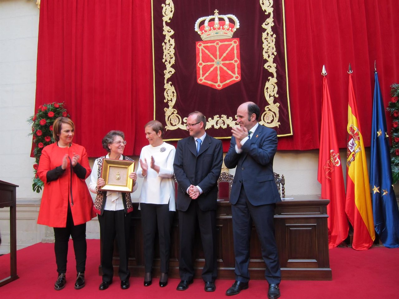 Familiares de Jimeno Jurío recogiendo la Medalla de Oro de Navarra