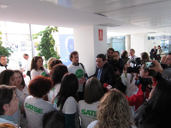El consejero conversa con las enfermeras en el Río Hortega