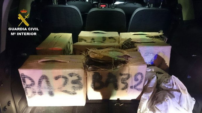 Fardos con el hachís encontrados en el vehículo.