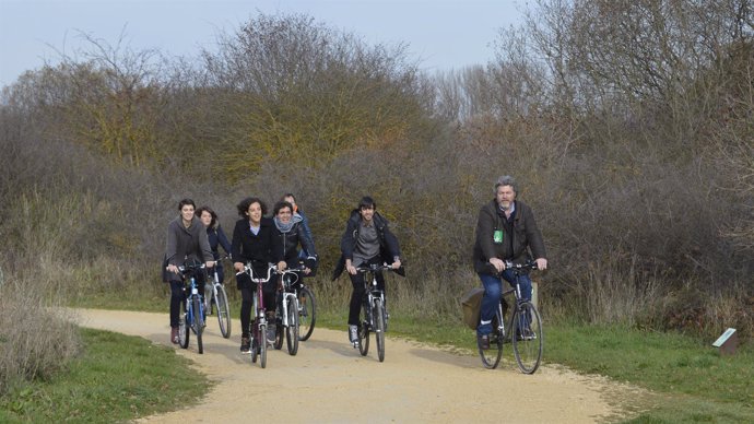 Candidatos de Podemos en bici