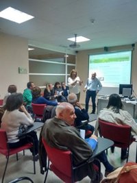 Pacientes recién ostomizados aprenden de otros afectados